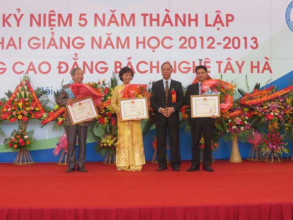 Trường Cao đẳng Bách nghệ Tây Hà đón nhận bằng khen ảnh 1