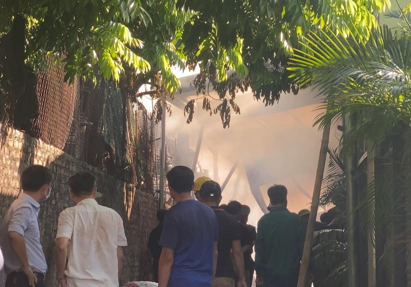 Khi xảy cháy, lực lượng chữa cháy cơ sở cùng người dân nhanh chóng có mặt để phối hợp xử lý