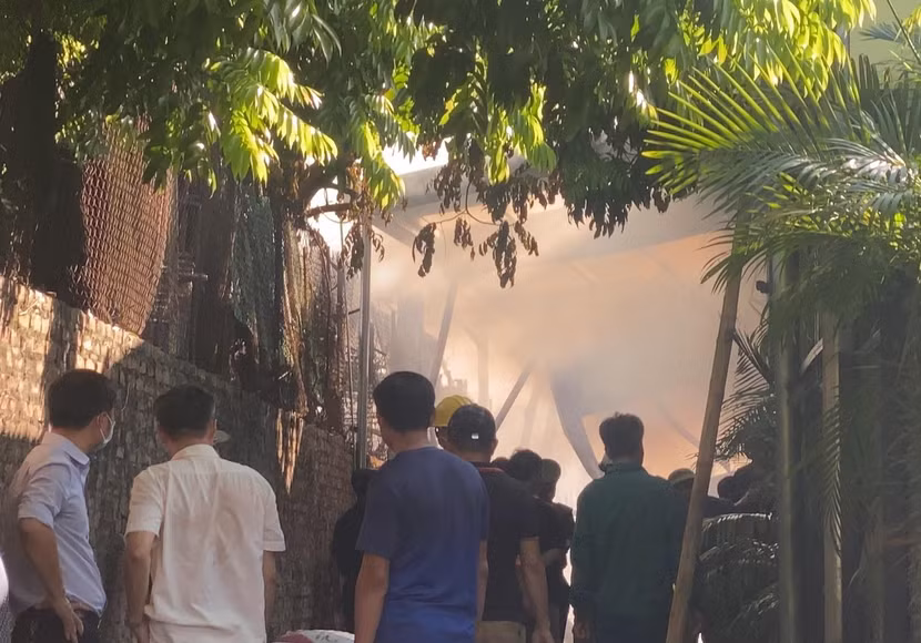 Khi xảy cháy, lực lượng chữa cháy cơ sở cùng người dân nhanh chóng có mặt để phối hợp xử lý