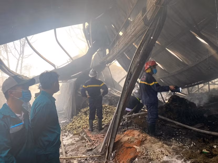 lực lượng Cảnh sát PCCC và CNCH - CAQ Tây Hồ đã kịp thời khống chế và ngăn cháy lan tại vụ cháy tại nhà tạm ở phường Nhật Tân