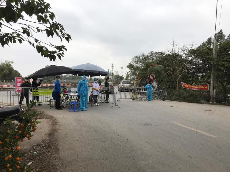 Lực lượng chức năng ứng trực 24/24h kiểm soát tại khu vực lối vào khu cách ly xã Tiến Thắng