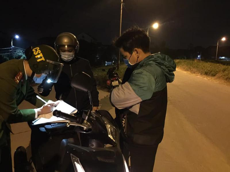 Tổ tuần tra, kiểm soát, CAH Đông Anh làm nhiệm vụ tuyên truyền, xử lý vi phạm trong phòng chống Covid-19