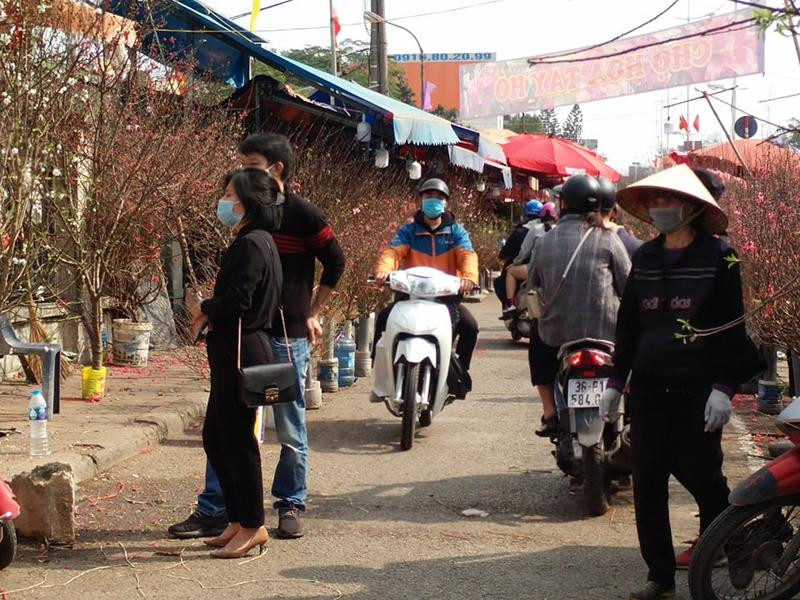 Do làm tốt công tác tuyên truyền, nên người dân thực hiện nghiêm việc đeo khẩu trang phòng ngừa dịch bệnh Covid-19 (Ảnh chụp tại chợ hoa Quảng An ngày 7-2 tức 26 Tết Tân Sửu 2021)