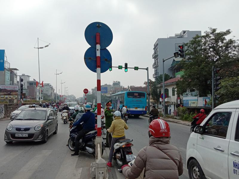 Các cửa khẩu ra vào vườn đào luôn có CBCS ứng trực, phân luồng giao thông