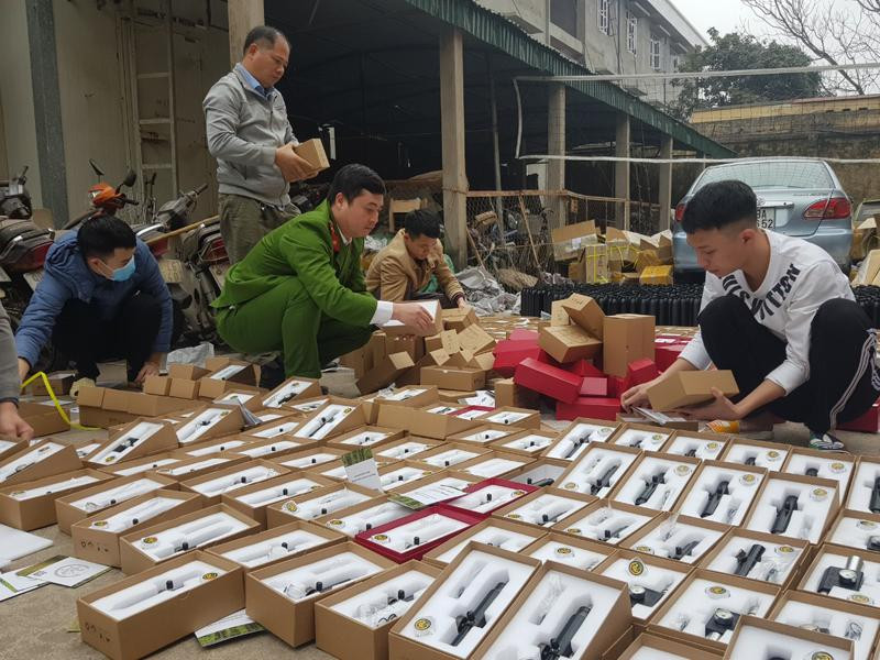 Cơ quan Công an phát hiện, thu giữ hàng nghìn linh kiện lắp súng hơi bắn đạn chì Cơ quan Công an phát hiện, thu giữ hàng nghìn linh kiện lắp súng hơi bắn đạn chì