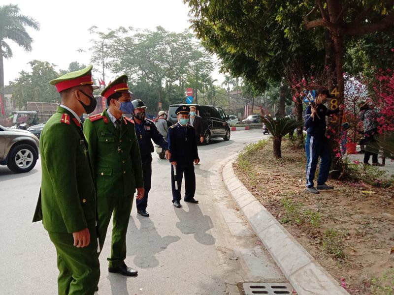 Tổ công tác CAP Xuân La tuần tra, tuyên truyền, nhắc nhở người dân nâng cao ý thức phòng chống dịch bệnh Covid-19 và đảm bảo ANTT, trật tự đô thị
