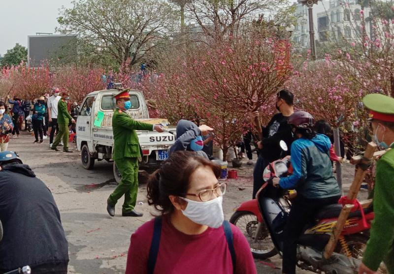 CAP Nhật Tân nỗ lực làm nhiệm vụ tại khu vực chợ hoa Xuân Tân Sửu 2021 tại quảng trường Quận ủy Tây Hồ