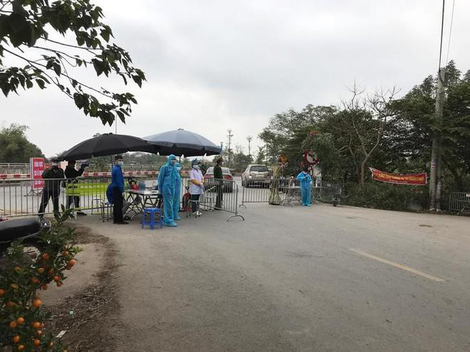 Các lực lượng chức năng làm nhiệm vụ ứng trực tại khu vực cách ly thuộc xã Tiến Thắng, huyện Mê Linh