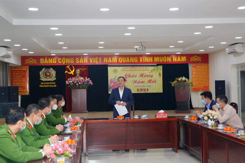 Đồng chí Lê Hồng Sơn, Phó Chủ tịch thường trực UBND thành phố Hà Nội phát biểu tại buổi kiểm tra, chúc Tết lực lượng Cảnh sát Phòng cháy chữa cháy và cứu nạn cứu hộ CATP Hà Nội