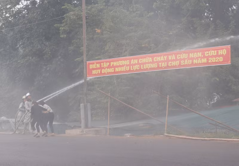 Để hạn chế cháy và thiệt hại do cháy, nổ gây ra, lực lượng Cảnh sát phòng cháy, chữa cháy và cứu nạn, cứu hộ- Công an huyện Hoài Đức đã tổ chức diễn tập chữa cháy, cứu nạn tại chợ Sấu Để hạn chế cháy và thiệt hại do cháy, nổ gây ra, lực lượng Cảnh sát phòng cháy, chữa cháy và cứu nạn, cứu hộ- Công an huyện Hoài Đức đã tổ chức diễn tập chữa cháy, cứu nạn tại chợ Sấu