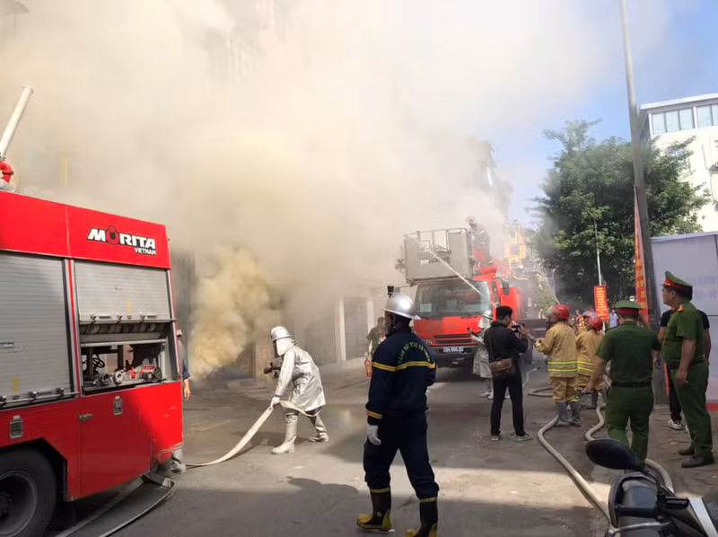 Lực lượng chữa cháy chuyên nghiệp phối hợp với chữa cháy tại chỗ tìm kiếm cứu nạn, dập tắt đám cháy Lực lượng chữa cháy chuyên nghiệp phối hợp với chữa cháy tại chỗ tìm kiếm cứu nạn, dập tắt đám cháy