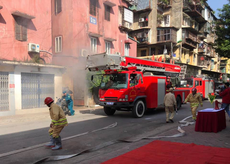 Lực lượng dân phòng, bảo vệ dân phố tiếp cận cứu nạn, cứu hộ tài sản