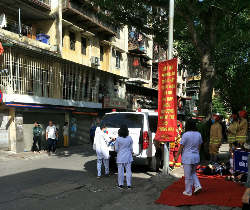 Lực lượng y tế tham gia tiếp nhận sơ cứu nạn nhân bị mắc kẹt