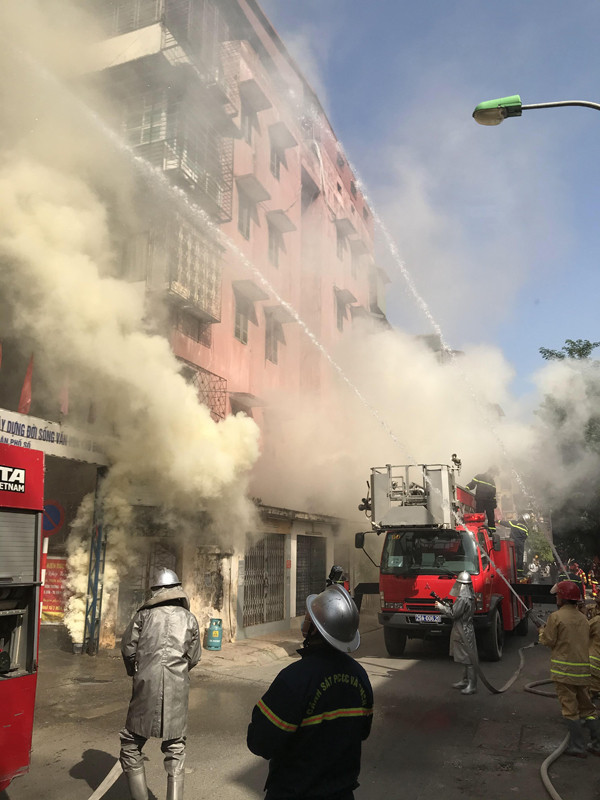 Tình huống giả định có sự tham gia của đông đảo người dân. Cháy xuất phát tại khu vực tầng 1 của khu tập thể D2D do sự cố rò rỉ khí ga, nên ngọn lửa nhanh chóng phát triển thành đám cháy lớn khiến 2 người mắc kẹt tại tầng mái và 1 người mắc kẹt tại tầng 4 không thoát được ra ngoài.