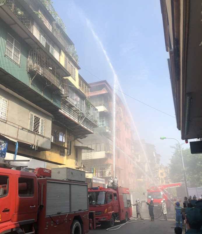 Ngay khi phát hiện cháy, Đội trưởng đội dân phòng đã nhanh chóng tập hợp lực lượng tiến hành tổ chức chữa cháy ban đầu và tiến hành CNCH, một số tổ viên khác đánh kẻng báo cháy, gọi điện báo cháy đến Trung tâm 114, thông báo cho lực lượng Công an phường, trung tâm y tế, công ty điện lực Đống Đa để hỗ trợ.