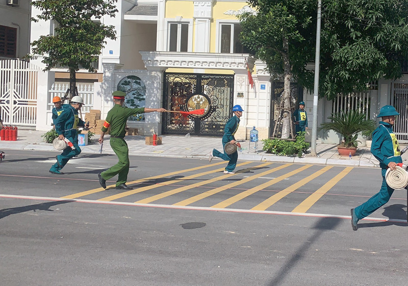 Các vận động viên phải vượt qua 2 vòng thi đấu gồm: Đội hình 100m chữa cháy cứu tài sản Các vận động viên phải vượt qua 2 vòng thi đấu gồm: Đội hình 100m chữa cháy cứu tài sản