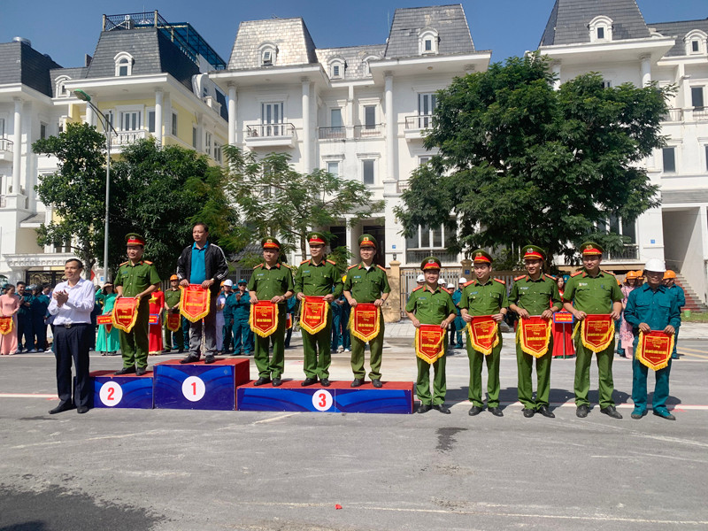 Ông Nguyễn Trung Thuận - Phó chủ tịch UBND huyện Hoài Đức trao khen thưởng cho các đơn vị tham gia đoạt giải Ông Nguyễn Trung Thuận - Phó chủ tịch UBND huyện Hoài Đức trao khen thưởng cho các đơn vị tham gia đoạt giải