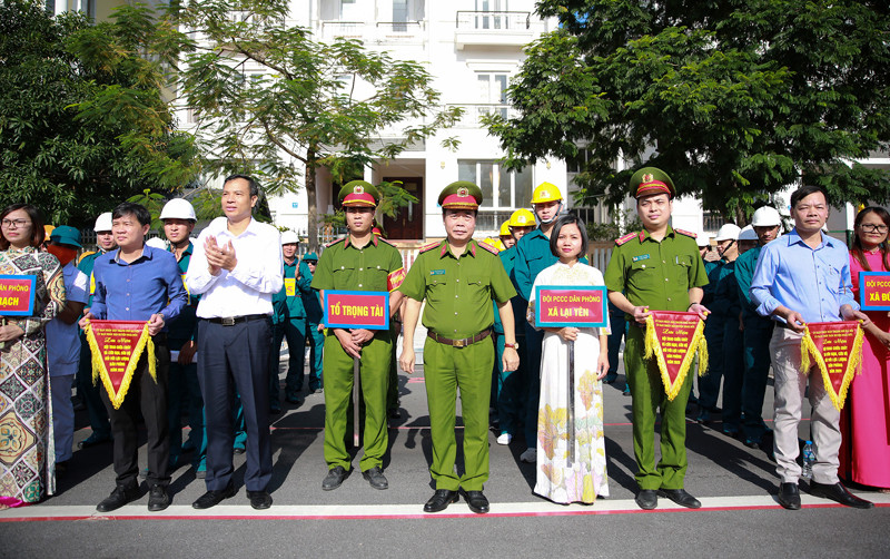 Ông Nguyễn Trung Thuận, PCT UBND huyện và Thượng tá Nguyễn Ngọc Mẽ, Trưởng CAH Hoài Đức trao cờ lưu niệm, động viên các đơn vị tham gia Hội thao Ông Nguyễn Trung Thuận, PCT UBND huyện và Thượng tá Nguyễn Ngọc Mẽ, Trưởng CAH Hoài Đức trao cờ lưu niệm, động viên các đơn vị tham gia Hội thao