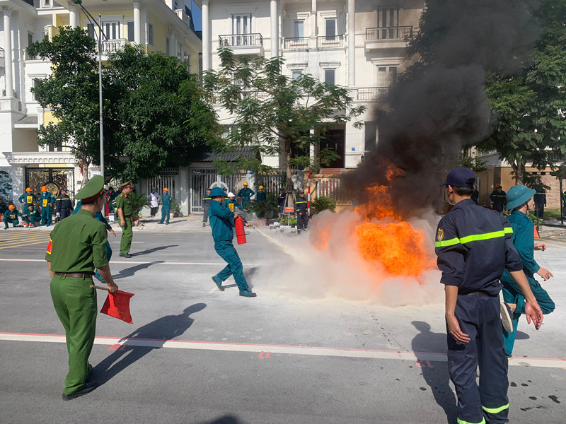 Nội dung sử dụng bình chữa cháy xách tay chữa cháy khay xăng đòi hỏi VĐV phải có kinh nghiệm phun chính xác để lửa tắt nhanh Nội dung sử dụng bình chữa cháy xách tay chữa cháy khay xăng đòi hỏi VĐV phải có kinh nghiệm phun chính xác để lửa tắt nhanh
