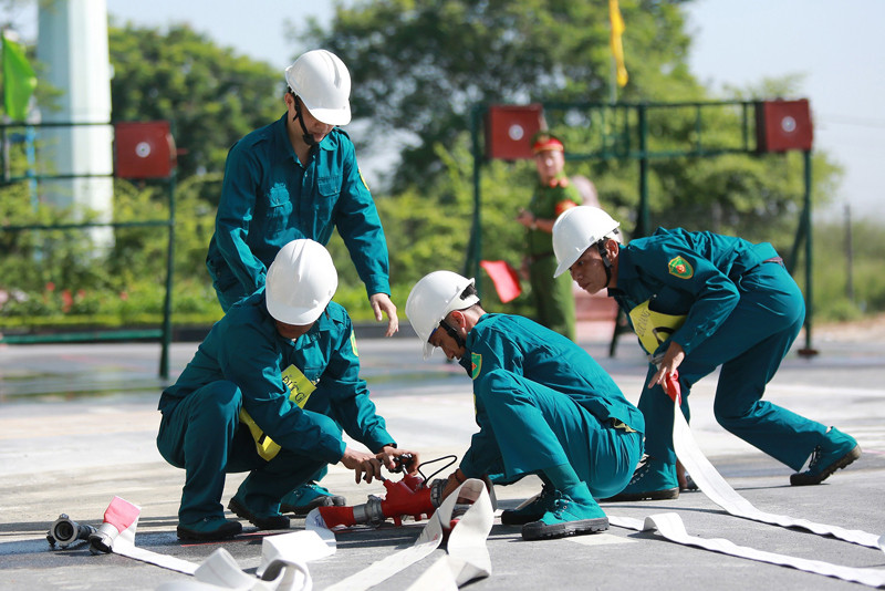 Sự phối hợp cho đồng đội để thi nội dung phun nước tiêu điểm Sự phối hợp cho đồng đội để thi nội dung phun nước tiêu điểm