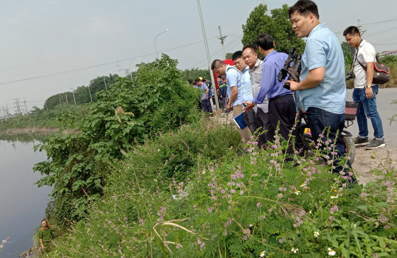 Đại tá Nguyễn Thanh Tùng, Phó Giám đốc CATP chỉ đạo lực lượng chức năng tìm kiếm thi thể nạn nhân đồng thời thực hiện các biện pháp điều tra vụ án