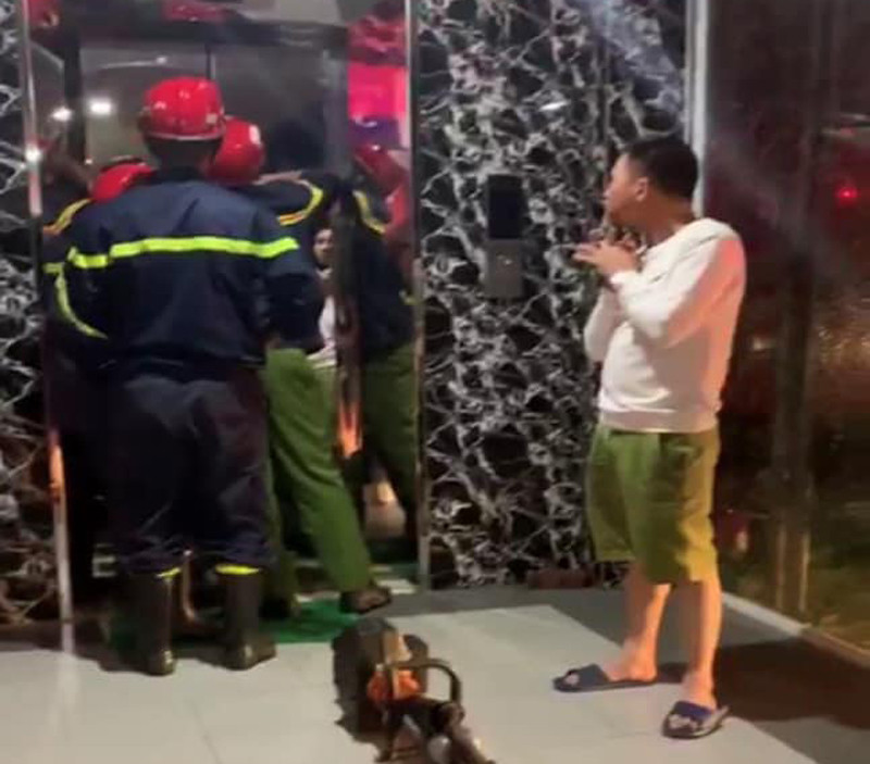 Lực lượng cứu nạn, cứu hộ CAH Đông Anh cứu 17 mắc kẹt trong thang máy