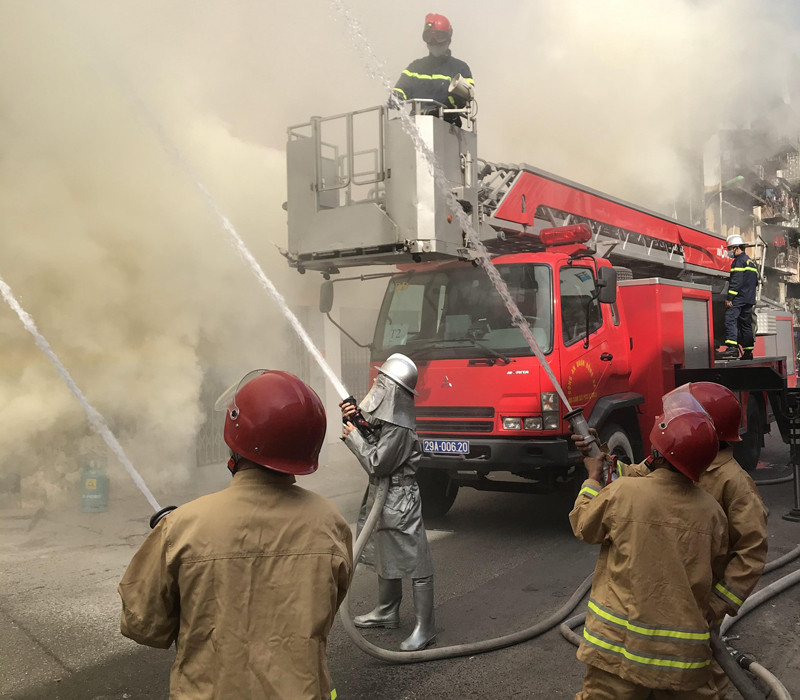 Lực lượng chữa cháy tại chỗ phối hợp với lực lượng chữa cháy chuyên nghiệp triển khai đội hình chữa cháy, dập lửa