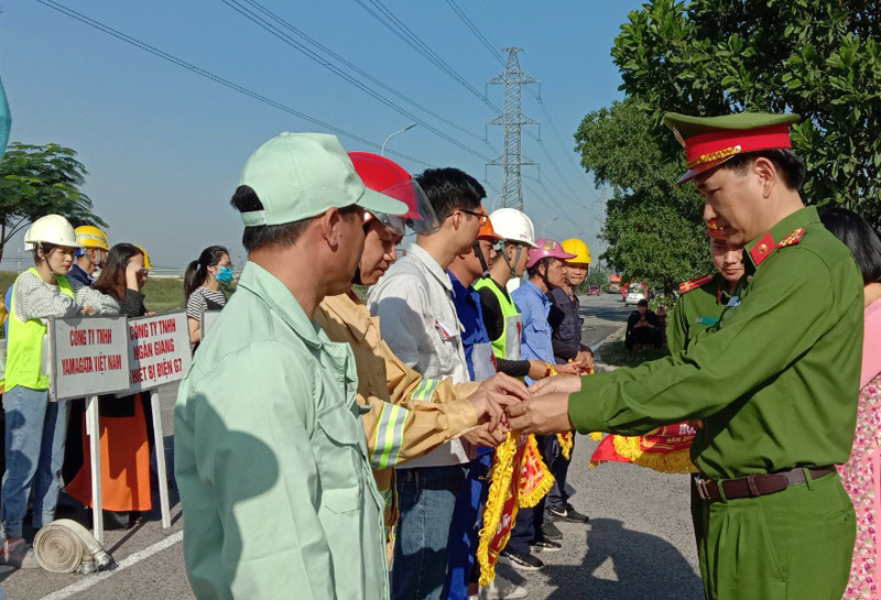 Thượng tá Trần Đình Nghĩa, Trưởng CAH Mê Linh trao cờ lưu niệm cho các đội tham gia Hội thao