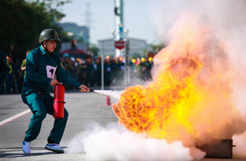Màn thi dập lửa ấn tượng của một VĐV Màn thi dập lửa ấn tượng của một VĐV