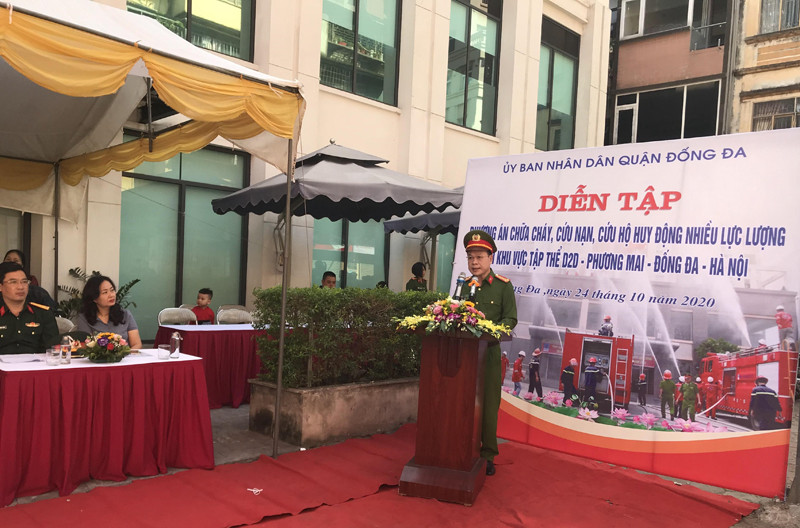 Đại tá Lê Văn Hiến, Phó trưởng CAQ Đống Đa phát biểu tại buổi diễn tập