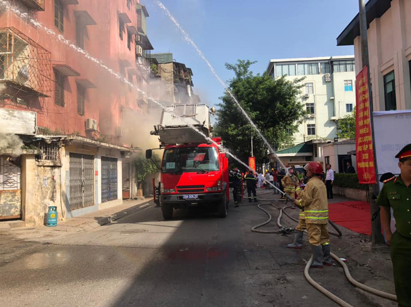 Tập thể D2D Phương Mai là khu tập thể cũ được xây dựng từ những năm 1970, do đó kết cấu cũng như hạ tầng đã xuống cấp. Trong khi đó, số lượng người dân, nhu cầu sinh hoạt tăng hạ tầng kỹ thuật đã không đáp ứng được, hơn nữa người dân làm thêm chuồng cọp tăng diện tích sử dụng đã tiềm ẩn nguy cơ cháy, nổ cao