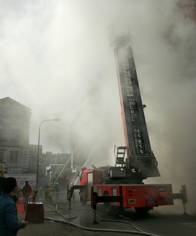 Lực lượng Cảnh sát PCCC và CNCH tiếp cận xe thang tìm kiếm cứu nạn