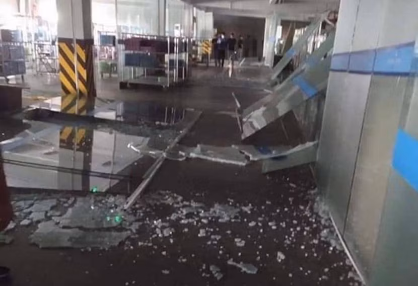 Vụ nổ lớn đã khiến nhiều tài sản, nhà kính của công ty này bị vỡ vụn Vụ nổ lớn đã khiến nhiều tài sản, nhà kính của công ty này bị vỡ vụn