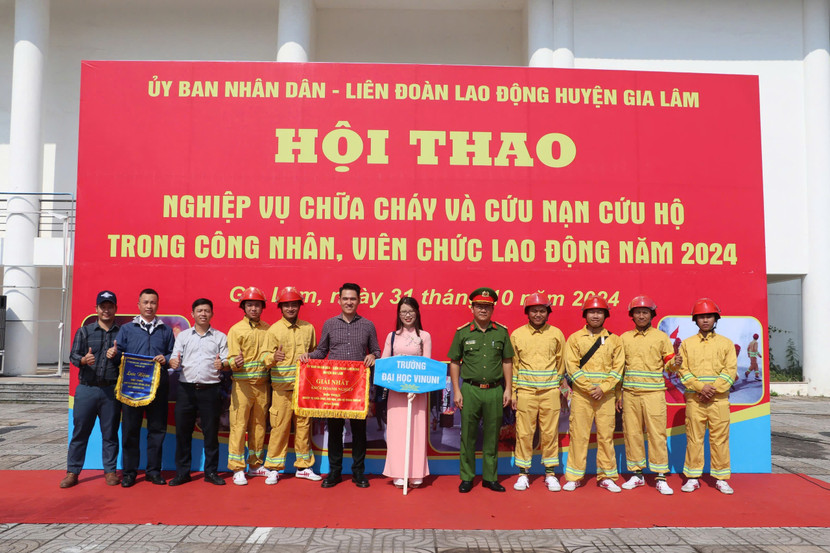 Thượng tá Phạm Văn Hậu, trao giải Nhất cho khối doanh nghiệp