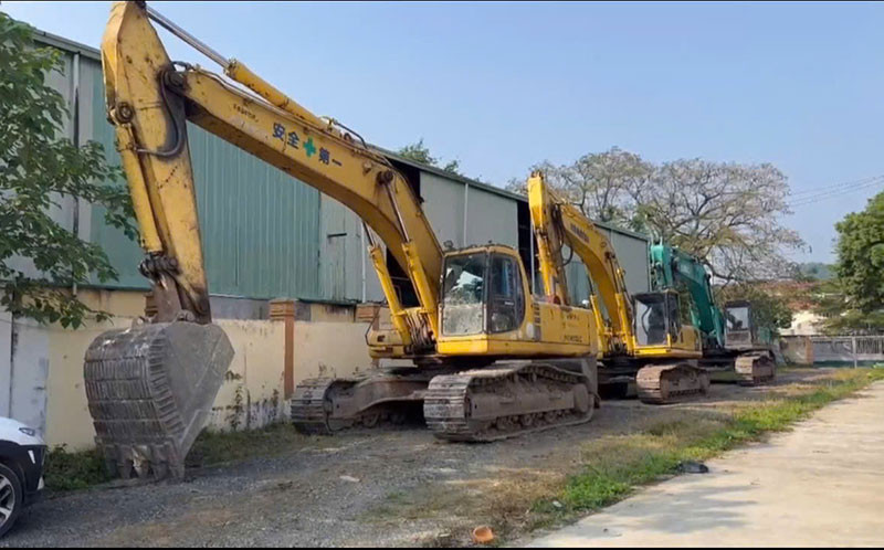 Cơ quan chức năng tạm giữ máy xúc