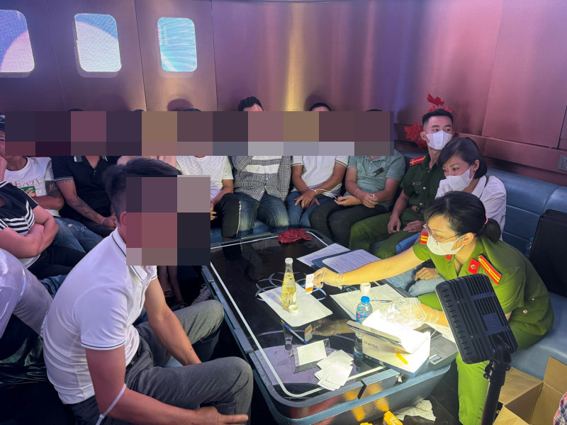 Cơ quan Công an test nhanh ma túy các đối tượng tại quán