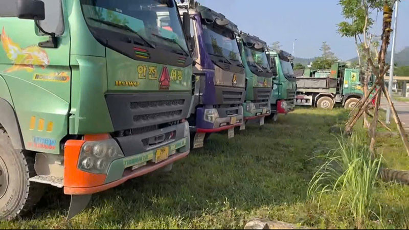 Cơ quan chức năng tạm giữ ô tô tải tại nơi khai thác đất vi phạm