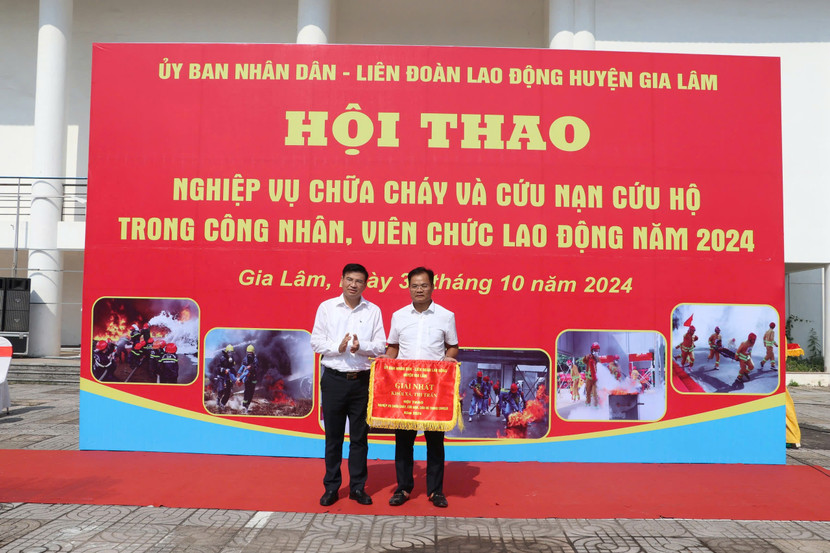 Ông Dương Viết Cường, Phó Chủ tịch UBND huyện Gia Lâm trao giải Nhất cho khối xã, thị trấn