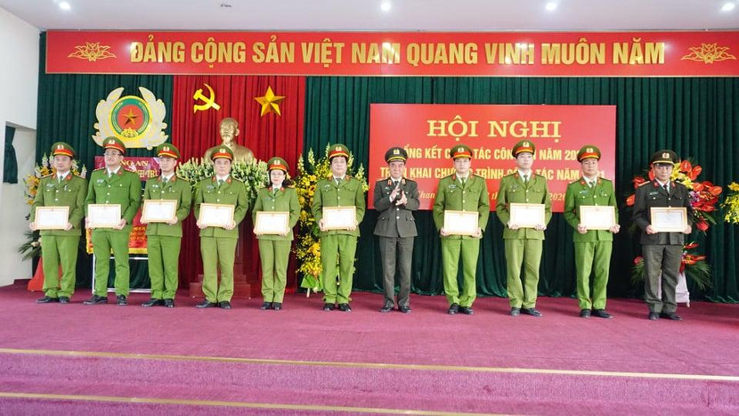Thiếu tướng Nguyễn Anh Tuấn trao khen thưởng cho tập thể, cá nhân có thành tích xuất sắc trong công tác đảm bảo ANTT Thiếu tướng Nguyễn Anh Tuấn trao khen thưởng cho tập thể, cá nhân có thành tích xuất sắc trong công tác đảm bảo ANTT