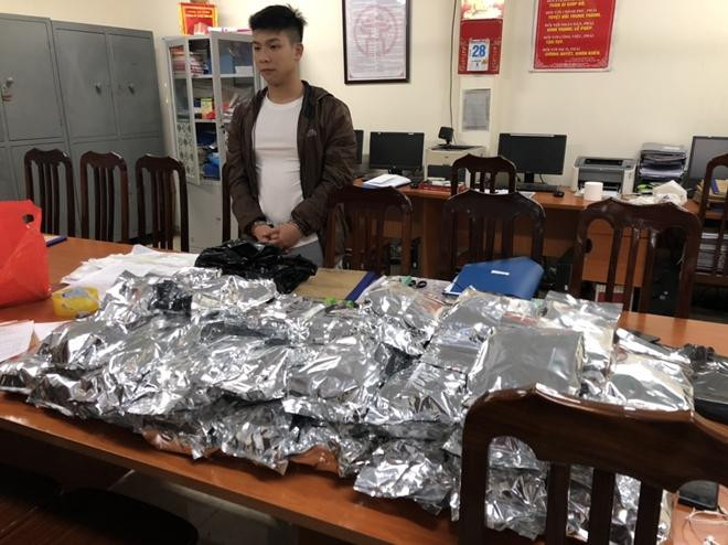 Công an quận Tây Hồ bắt giữ đối tượng Nguyễn Đức Toàn vận chuyển, mua bán số lượng lớn cần sa Công an quận Tây Hồ bắt giữ đối tượng Nguyễn Đức Toàn vận chuyển, mua bán số lượng lớn cần sa