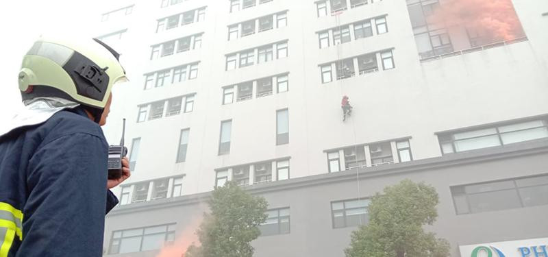 Thượng tá Đỗ Anh Quyến, Phó trưởng CAQ Bắc Từ Liêm chỉ đạo lực lượng diễn tập cứu nạn người mắc kẹt từ trên tầng cao Thượng tá Đỗ Anh Quyến, Phó trưởng CAQ Bắc Từ Liêm chỉ đạo lực lượng diễn tập cứu nạn người mắc kẹt từ trên tầng cao