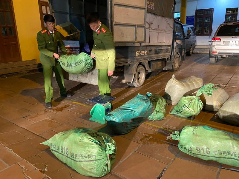 Lực lượng Công an phát hiện, thu giữ xe chở xúc xích không rõ nguồn gốc, xuất xứ Lực lượng Công an phát hiện, thu giữ xe chở xúc xích không rõ nguồn gốc, xuất xứ