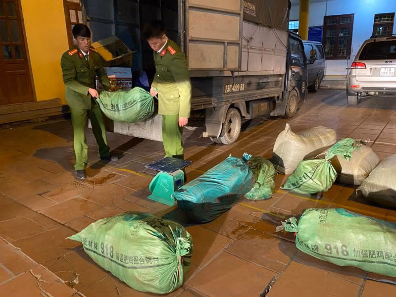 Lực lượng Công an phát hiện, thu giữ xe chở xúc xích không rõ nguồn gốc, xuất xứ