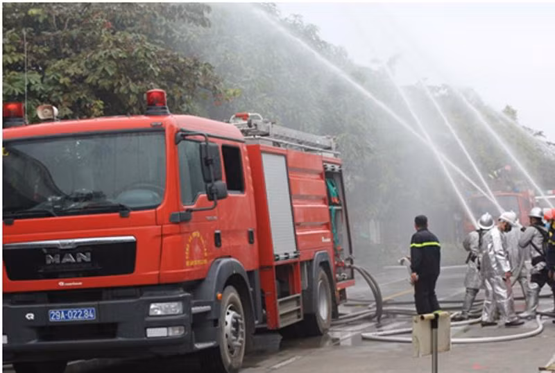 Lực lượng Cảnh sát PCCC và CNCH tiếp cận phối hợp xử lý đám cháy Lực lượng Cảnh sát PCCC và CNCH tiếp cận phối hợp xử lý đám cháy