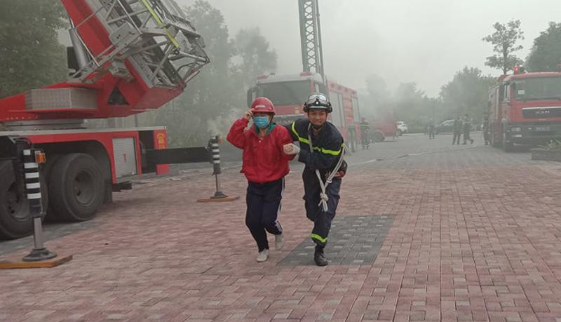 Lực lượng CNCH đưa người mắc kẹt trong đám cháy xuống đất Lực lượng CNCH đưa người mắc kẹt trong đám cháy xuống đất