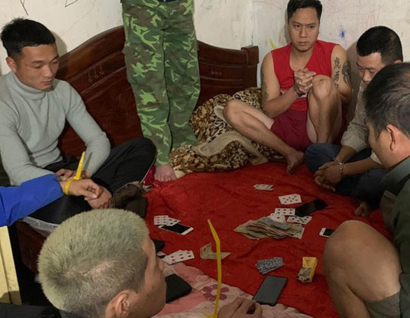 Tạm giữ hình sự 9 đối tượng đánh bạc ảnh 1