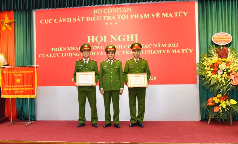 Thượng tướng Lê Quý Vương trao danh hiệu chiến sỹ thi đua toàn lực lượng CAND cho hai đồng chí có thành tích xuất sắc trong nhiệm vụ