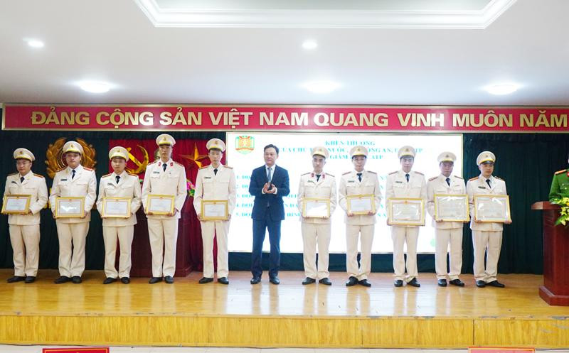 Ông Lê Anh Quân, Bí thư huyện ủy Gia Lâm trao khen thưởng cho tập thể, cá nhân có thành tích xuất sắc trong công tác đảm bảo ANTT