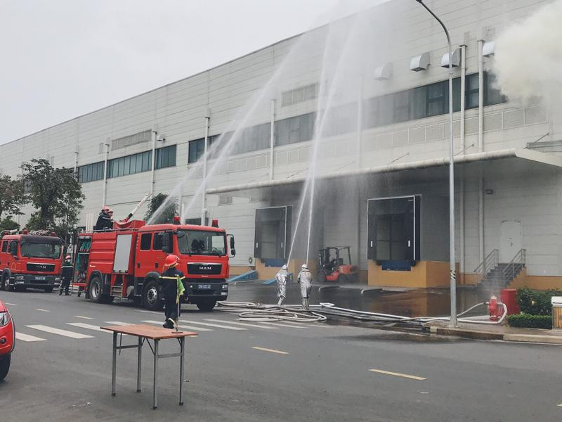 Lực lượng Cảnh sát PCCC triển khai đồng bộ biện pháp dập lửa, ngăn cháy lan