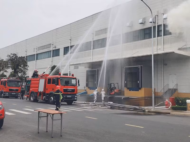 Lực lượng Cảnh sát PCCC triển khai đồng bộ biện pháp dập lửa, ngăn cháy lan